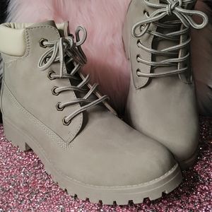 gray boots for women, number 8.5, brand SO